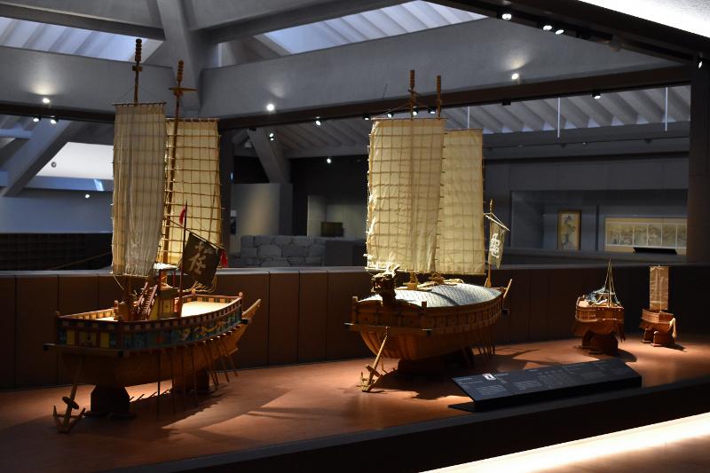 La foto muestra el Panokseon (izquierda) y el Barco tortuga, dos de las construcciones navales más emblemáticas de la dinastía Joseon, que están siendo exhibidas en la Sala de Guerra Imjin, en el Museo Nacional de Jinju. | Choi Jin-woo