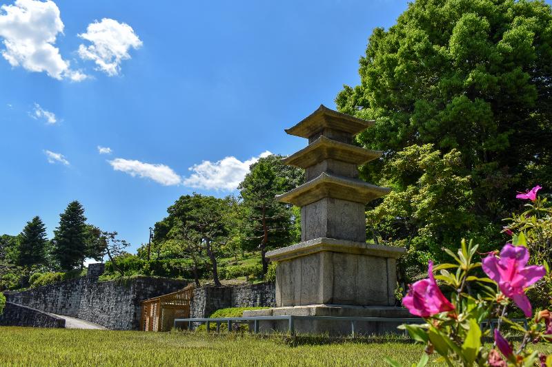 La Pagoda de piedra de tres pisos de Beomhak-ri, Samcheong, exhibida al aire libre en el Museo Nacional de Jinju, representa el arte budista de la provincia de Gyeongsangnam-do del reino unificado de Silla (668-935). | Choi Jin-woo 