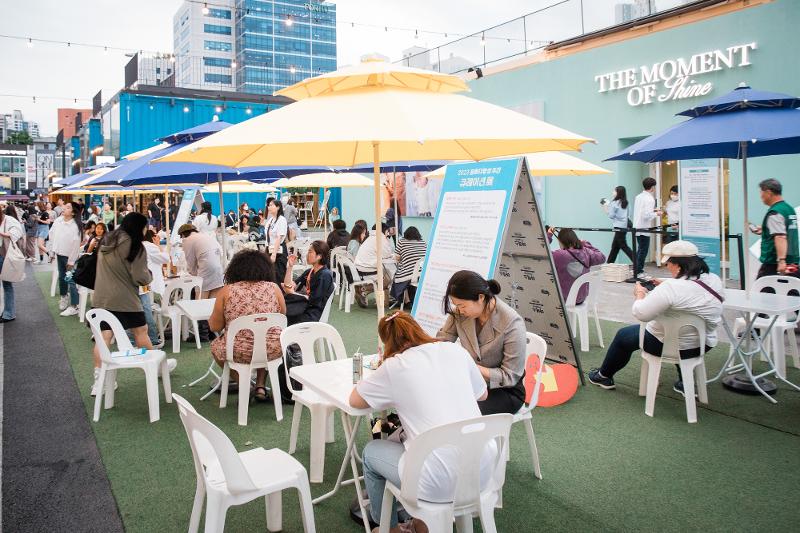 La foto muestra a los participantes del evento de la Semana de la Diversidad Cultural del año pasado, en el Under Stand Avenue del bosque de Seúl en el distrito de Seongdong-gu, Seúl.