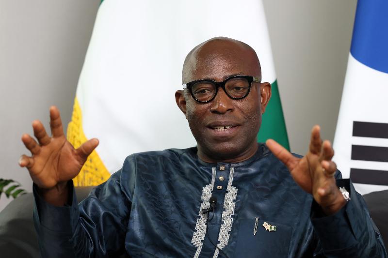Ferdinand O. Nwonye, encargado de negocios a.i. en la Embajada de Nigeria en Seúl, califica la Cumbre Corea-África como un 'ganar-ganar' para todos en una entrevista con Korea.net en su embajada en el distrito de Yongsan-gu de Seúl el 26 de abril.