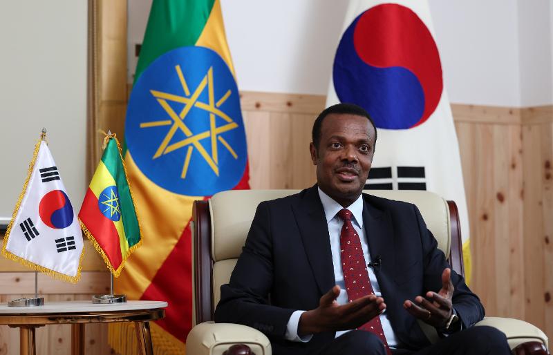 El embajador de Etiopía en Corea, Dessie Dalkie Dukamo, expresa el 2 de mayo en la embajada etíope en el distrito de Seongbuk-gu en Seúl que la próxima cumbre Corea-África será un 'evento histórico' para Corea y todas las naciones africanas.