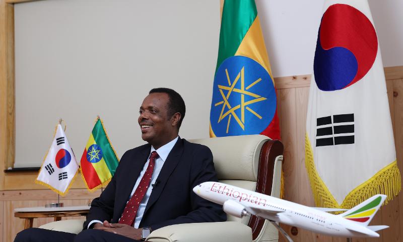 El embajador de Etiopía en Corea, Dessie Dalkie Dukamo, menciona el 2 de mayo que el aumento en el volumen comercial entre Corea y Etiopía se debe en parte a los avances en transporte y conectividad, respaldados por Ethiopian Airlines, que ofrece vuelos directos desde y hacia el Aeropuerto Internacional de Incheon.