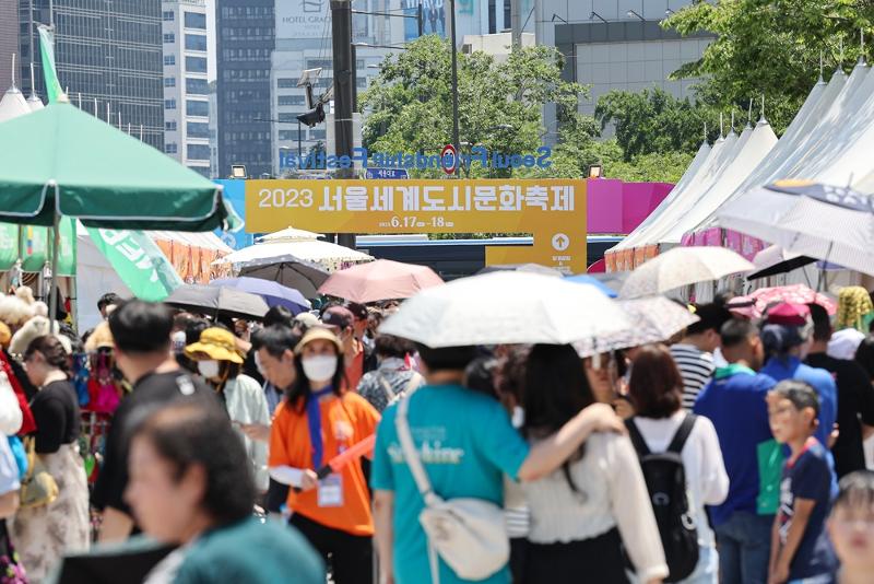 La foto muestra a los visitantes durante el Festival de la Amistad de Seúl del año pasado, celebrado del 17 al 18 de junio en la plaza Gwanghwamun, en el distrito capitalino de Jongno-gu. | Agencia de Noticias Yonhap