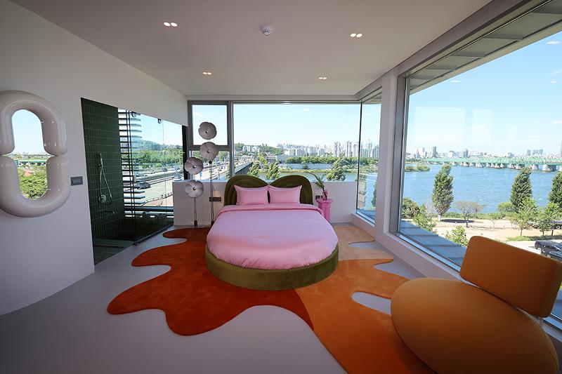El interior de Sky Suite, un nuevo hotel de lujo en el distrito Yongsan-gu de Seúl y el primer alojamiento del país construido sobre un puente, se presentó en la mañana del 28 de mayo con vistas panorámicas del puente del río Hangang