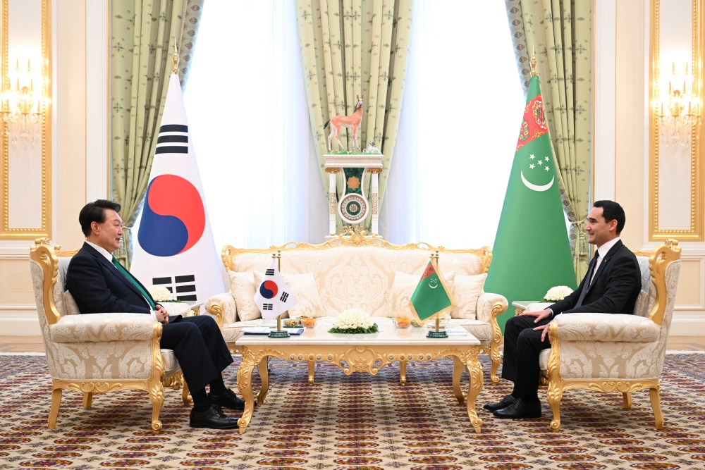 El 10 de junio (hora local), el presidente Yoon Seok Yeol (izda.), quien se encuentra de visita de Estado en Turkmenistán, mantiene una reunión cumbre con el presidente turkmeno, Serdar Berdimuhamedow, en el palacio presidencial de este último en Asjabad, Turkmenistán. | Agencia de Noticias Yonhap