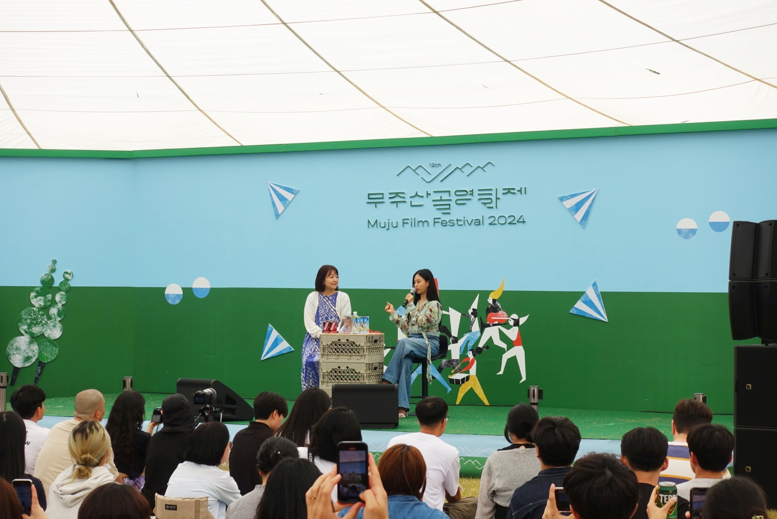 La directora Baek Eun-ha (izquierda), del think tank de interpretación Una Labo Actorology, y la actriz Ko Minsi dan una charla el 5 de junio en el Festival de Cine de Muju.