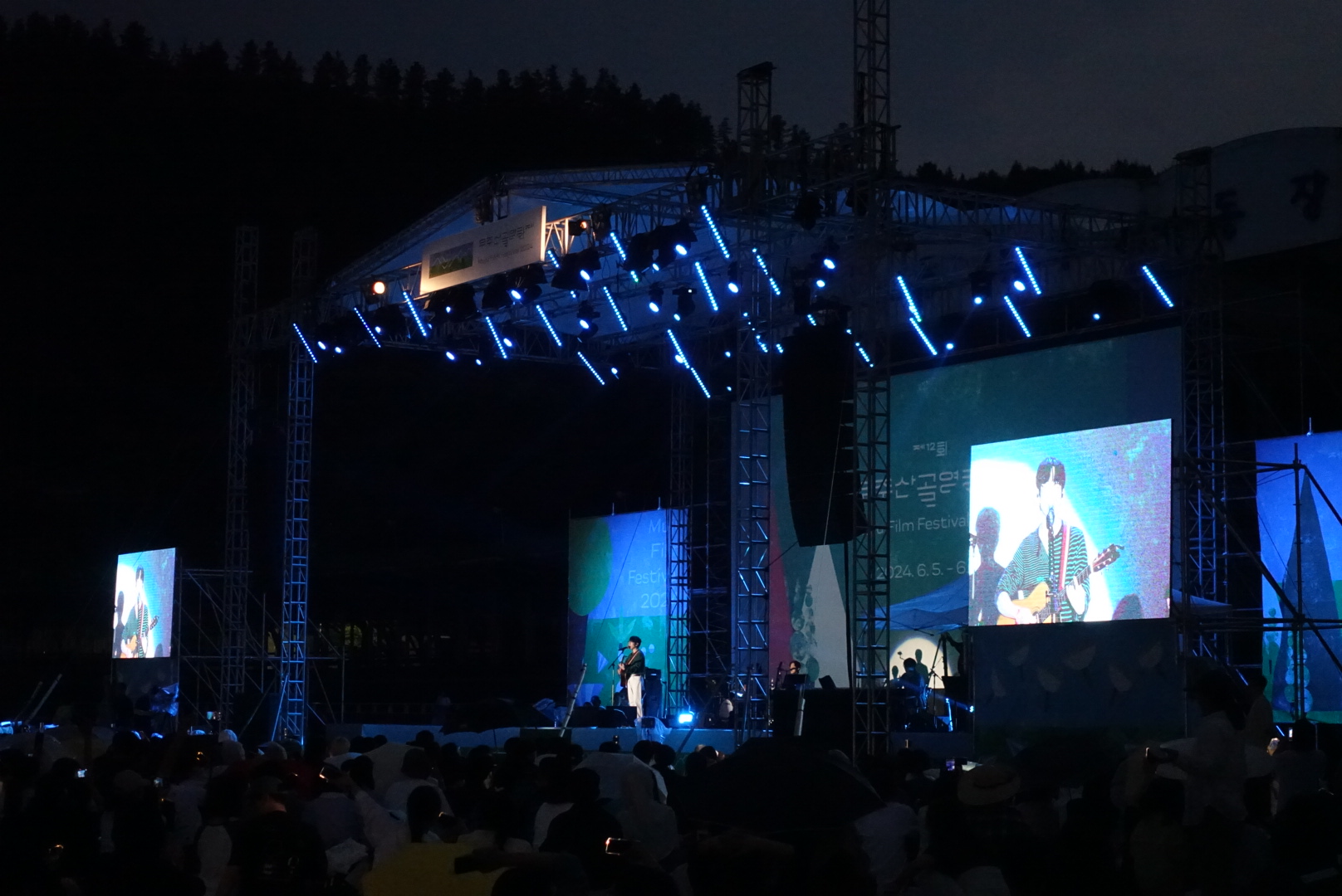 El solista indie 10CM actúa el 5 de junio en el Festival de Cine de Muju, en el condado de Muju-gun, provincia de Jeollabuk-do.