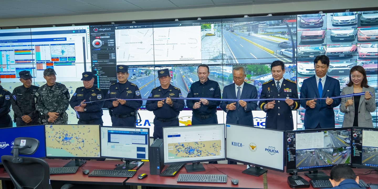 El 11 de junio, (hora local), la Agencia de Cooperación Internacional de Corea (KOICA, por sus siglas en inglés) celebró una ceremonia para inaugurar el Centro de Control de Videovigilancia CCTV, en el Centro 911 de la Policía Nacional en San Salvador, capital de El Salvador. La imagen muestra a los principales participantes cortando la cinta en la ceremonia de finalización. | KOICA