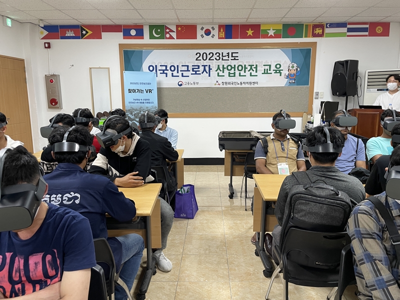 La foto muestra a unos trabajadores extranjeros en Corea participando en una clase interactiva sobre seguridad y salud en el lugar de trabajo, utilizando la realidad virtual (RV). | Ministerio de Empleo y Trabajo