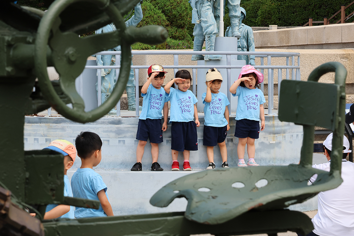 tEl 15 de junio, unos niños que visitan el Museo Conmemorativo del Desembarco de Incheon con motivo del 74º aniversario del estallido de la Guerra de Corea posan para una foto.