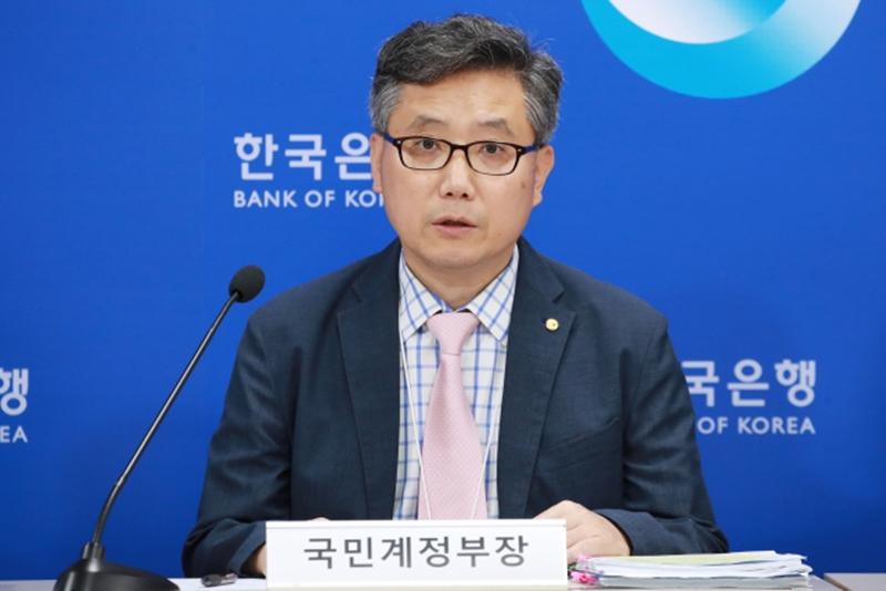  El 5 de junio, Choi Jung-tae, el director del equipo de coordinación de cuentas nacionales del Departamento de Estadísticas Económicas del Banco de Corea, revela los resultados de la primera fase de revisión de las cuentas nacionales una sesión informativa, llevada a cabo en la sede del banco, en el distrito Jung-gu, en Seúl. | Banco de Corea 