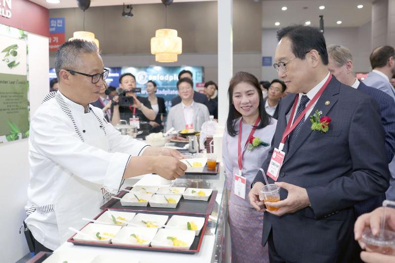 El jefe negociador de comercio, Cheong Inkyo, recorre, el 11 de junio, el recinto de la Exposición Internacional de la Industria Alimentaria, también conocida como Seoul Food 2024, celebrada en el Centro Internacional de Exposiciones de Corea (KINTEX, según su acrónimo en inglés), en la ciudad de Goyang, provincia de Gyeonggi-do. | Ministerio de Comercio, Industria y Energía