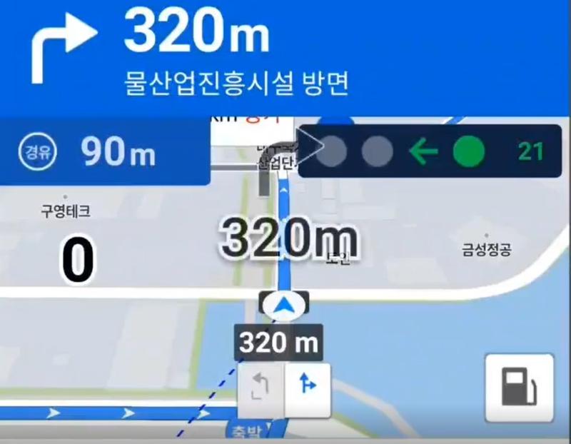 La foto muestra la captura de pantalla de un mapa de navegación que indica en tiempo real el estado actual de un semáforo. El 13 de junio, la Agencia Nacional de Policía de Corea (KNPA, por sus siglas en inglés) y el Gobierno municipal de Gangneung anunciaron que operarán en toda la ciudad un sistema para recopilar y proporcionar información en tiempo real sobre las señales de tránsito. | KNPA