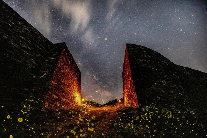 Las luciérnagas iluminan la fortaleza de Ondalsanseong, cerca del condado de Danyang-gun, en la provincia de Chungcheongnam-do.