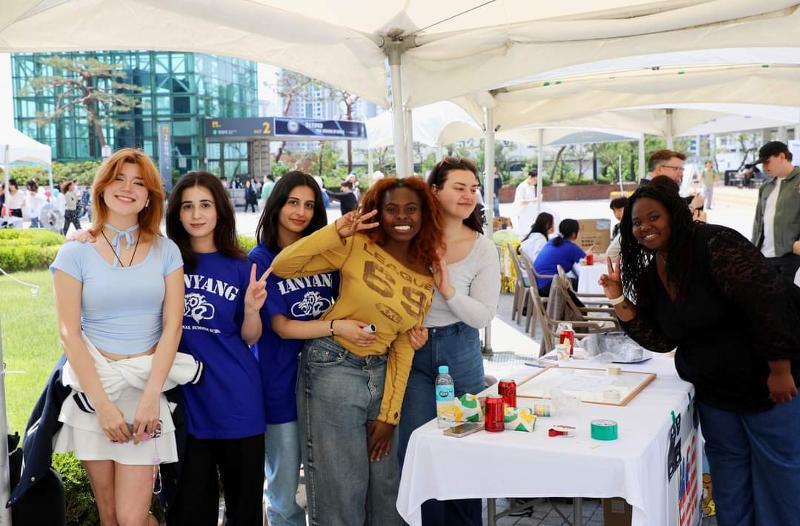 En la imagen se muestran estudiantes extranjeros, en la Feria Global Hanyang, organizada, en junio, por el campus de Seúl de la Universidad Hanyang, localizada en el distrito Seongdong-gu de Seúl. | Página oficial de la Universidad Hanyang en Facebook  