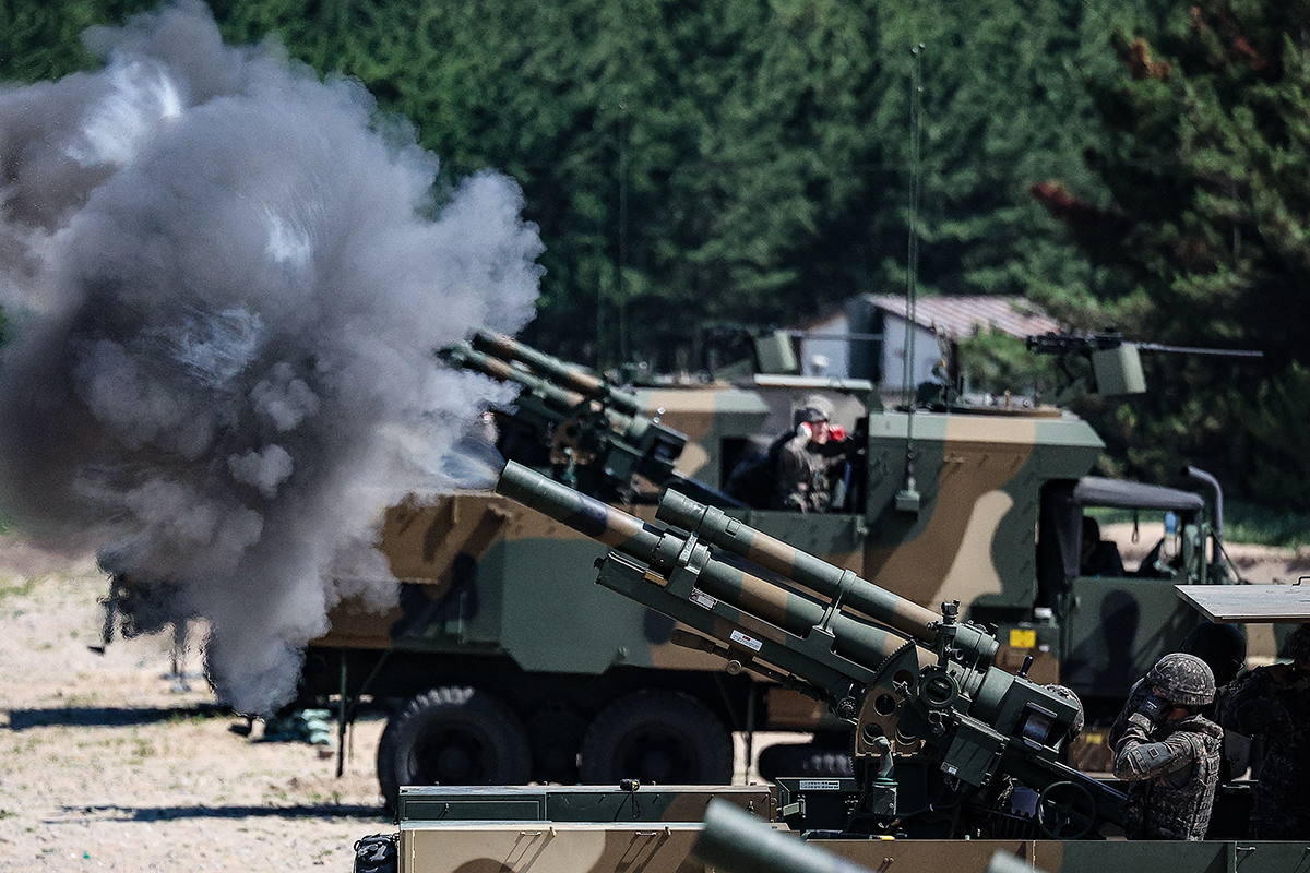 El 4 de julio, unos soldados de la 50ª División de Infantería del Ejército de la República de Corea disparan el Poongik, un obús autopropulsado de 105 mm sobre ruedas en un ejercicio de tiro de artillería marítima en el Centro de Entrenamiento de Hwajin, en el municipio de Songna-myeon, en Pohang, provincia de Gyeongsangbuk-do.