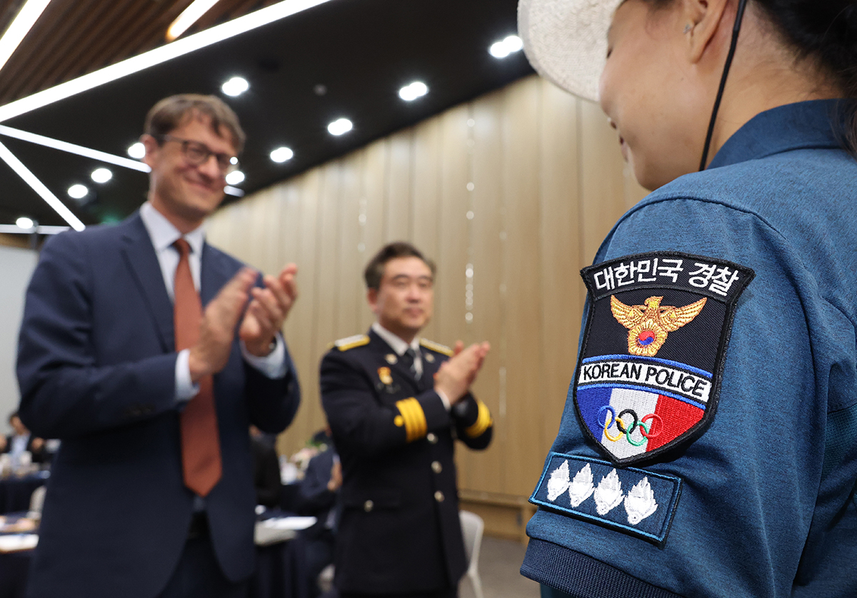 El 8 de julio, el comisario general de la Agencia Nacional de Policía de Corea (KNPA, por sus siglas en inglés), Yoon Hee Keun (centro), y el embajador de Francia en Corea, Philippe Bertoux (izquierda), hacen entrega de insignias en la ceremonia de presentación de los voluntarios de seguridad pública para los Juegos Olímpicos y Paralímpicos de París de este año, celebrada en la sede de la KNPA, en el distrito Seodaemun-gu de Seúl. A petición oficial del Gobierno francés, la KNPA enviará 31 policías a París para ayudar a gestionar la seguridad pública durante el torneo internacional.