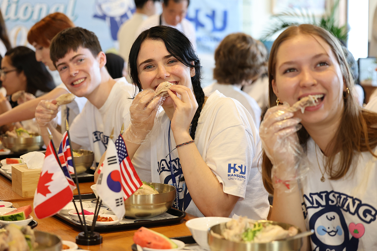 tEl 11 de julio, unos estudiantes extranjeros que asisten al programa internacional de verano de la Universidad Hansung, en el distrito Seongbuk-gu de Seúl, comen samgyetang (sopa de pollo con ginseng) cuatro días antes del chobok, el primero de los tres días más calurosos (sambok) del verano en el país, según el calendario lugar.