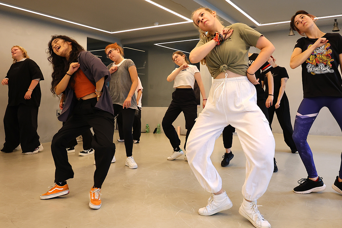 El 16 de julio, unas estudiantes universitarias de nueve países, incluyendo Suiza, el Reino Unido y Bélgica, aprenden cómo bailar K-pop en la Dance Up Academy, en el distrito de Geumjeong-gu, en Busan.
