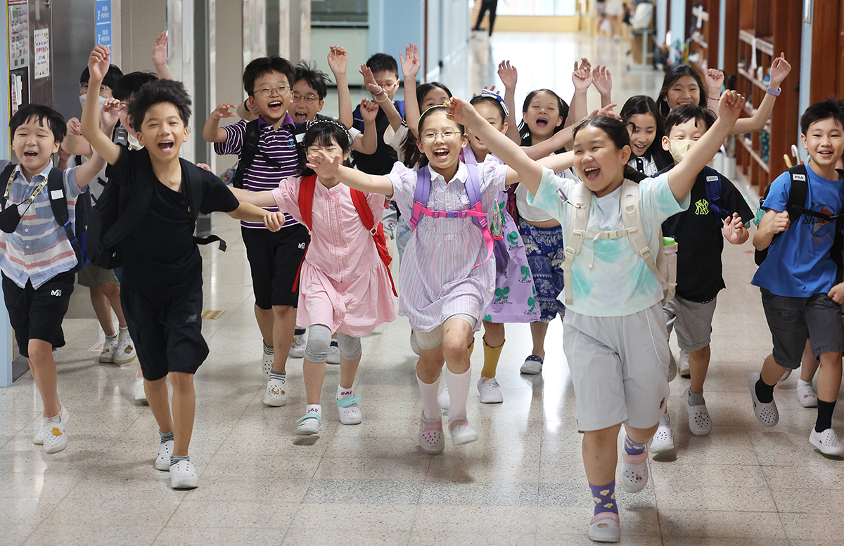 El 23 de julio, unos estudiantes de la Escuela Primaria de Sinpung, en el distrito de Yeongtong-gu de la ciudad de Suwon, provincia de Gyeonggi-do, celebran el inicio oficial de sus vacaciones de verano.