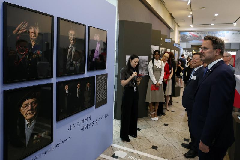 El amor del veterano luxemburgu&eacute;s de la Guerra de Corea Gilbert Hauffels por la canci&oacute;n 'Arirang' se conmemora en la exposici&oacute;n 'Los voluntarios de Luxemburgo en la Guerra de Corea', en julio de 2024, en el Memorial de la Guerra de Corea, en el distrito de Yongsan-gu, Se&uacute;l. En la imagen, el viceprimer ministro y ministro de Asuntos Exteriores y Comercio Exterior de Luxemburgo, Xavier Bettel (derecha), contempla una muestra en honor a Hauffels en la ceremonia de apertura del evento. | Korea.net