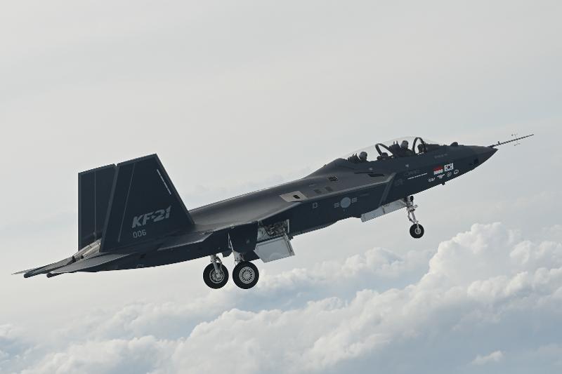 La fotografía, tomada el 28 de junio de 2023, muestra el vuelo inaugural del sexto y último prototipo del KF-21, el avión de combate desarrollado con la tecnología nacional, en el 3er Escuadrón de Entrenamiento de la Fuerza Aérea de Sacheon en Sacheon, provincia de Gyeongsangnam-do. | Industrias Aeroespaciales de Corea