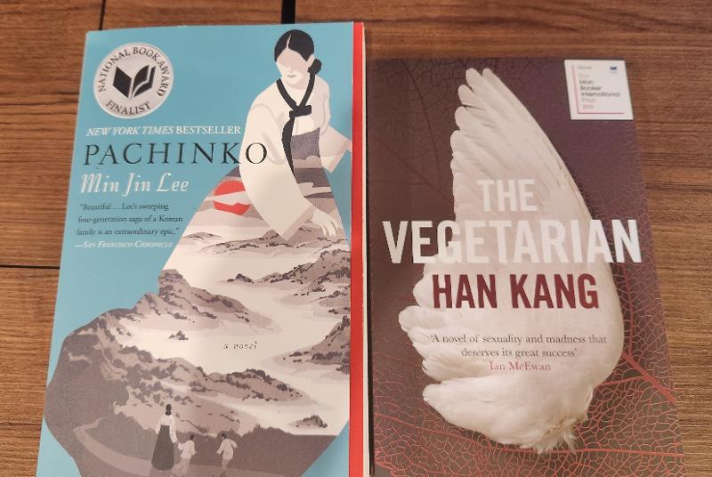 Se muestran las portadas de las versiones en inglés de las novelas 'Pachinko' y 'La vegetariana'. | Lee Jihae