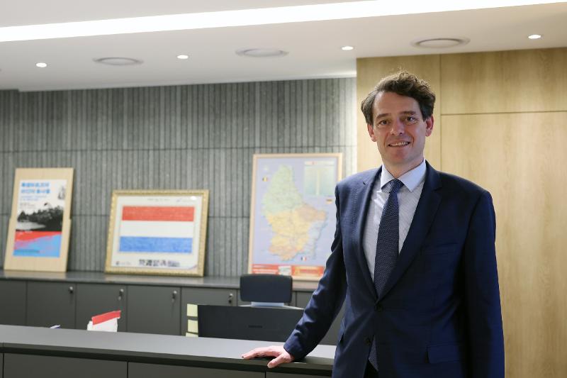 El 15 de julio, Jacques Flies, primer embajador de Luxemburgo en Corea, posa para una foto en la embajada.
