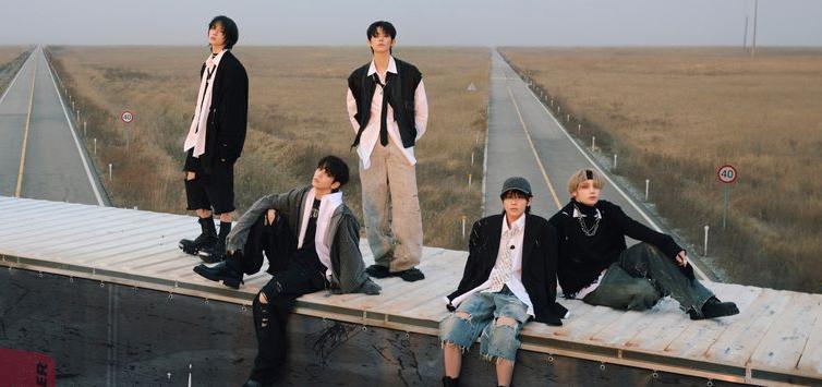 La foto muestra a los miembros de la banda de K-pop TOMORROW X TOGETHER (TXT). Según el informe semestral del mercado de EE. UU. publicado el 16 de julio por Luminate, una compañía de análisis de música y entretenimiento en EE. UU., seis grupos de K-pop ocuparon un lugar en la lista de 'Los 10 álbumes en CD más vendidos del primer semestre del 2024 en EE. UU'. | Cuenta oficial de TXT en Facebook