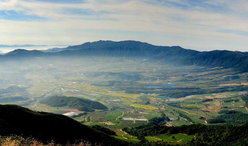 Se muestra una vista panorámica del bosque de Punchbowl de la DMZ e, en el condado de Yanggu-gun, provincia de Gangwon-do.