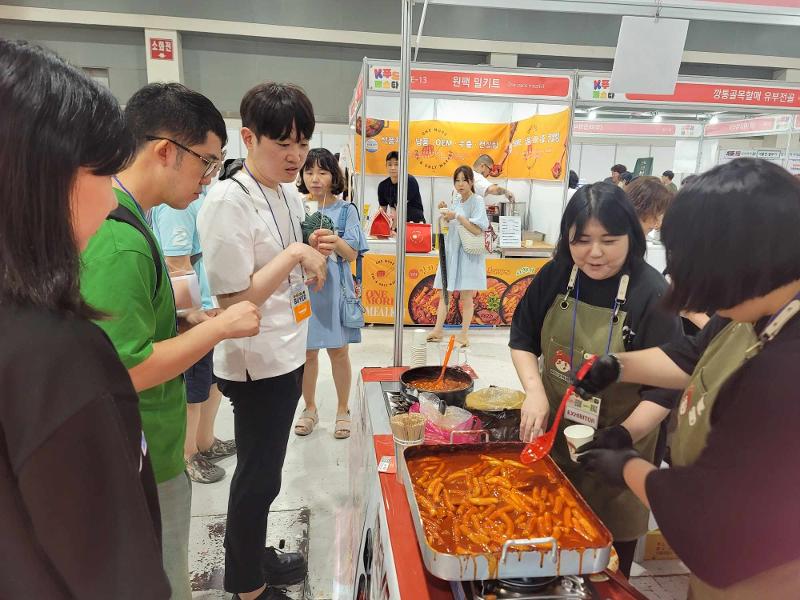  El 19 de julio, los visitantes prueban varias clases de tteokbokki (pastel de arroz picante) en la sección de 'Tteokbokki Festa' del 'Festival de Comida Coreana' (K-Food Festa 2024), que se llevó a cabo del 19 al 21 de julio, en la sala de exposiciones del aT Center, en el distrito de Yangjae, en Seúl.