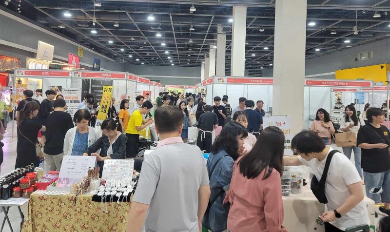 El 19 de julio, los visitantes recorren el 'Festival de Comida Coreana' (K-Food Festa 2024), que se llevó a cabo del 19 al 21 de julio, en la sala de exposiciones del aT Center, en el distrito de Yangjae, en Seúl.
