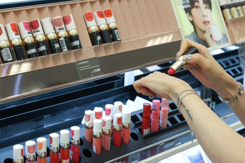 La foto, tomada el 17 de julio, muestra una sección de labiales en un hipermercado de Seúl. | Agencia de Noticias Yonhap