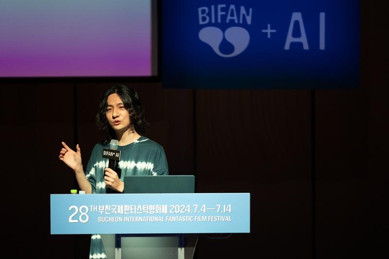 El 5 de julio, el director Hansl von Kwon habla en una conferencia internacional sobre la IA del 28º Festival Internacional de Cine Fantástico de Bucheon.