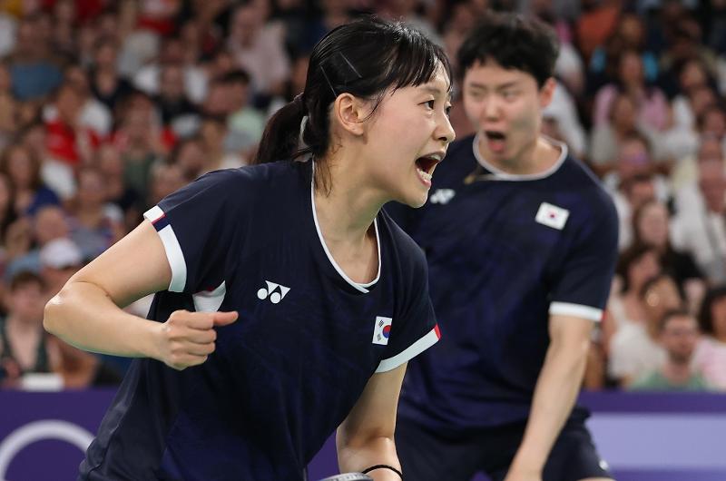 El 31 de julio (hora local), Seo Seung Jae y Chae Yu Jung de la República de Corea juegan contra Tang Chun-man y Tse Ying-suet de Hong Kong durante su partido de cuartos de final de dobles mixtos de bádminton en los Juegos Olímpicos de París 2024 en el estadio Porte de la Chapelle en la capital francesa. 