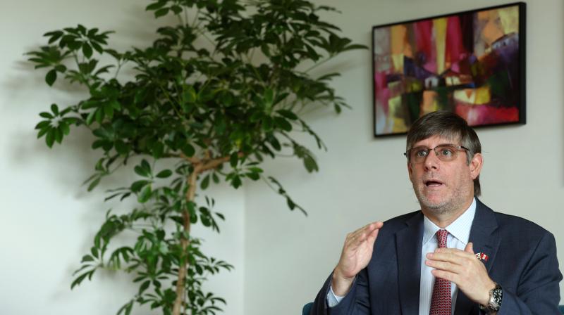 El embajador peruano en Corea, Paul Duclos, explica los logros de la cooperación entre Perú y Corea del Sur, que el año pasado celebró 60 años de relaciones diplomáticas, en una entrevista en su residencia de la embajada en Yongsan-gu, Seúl.