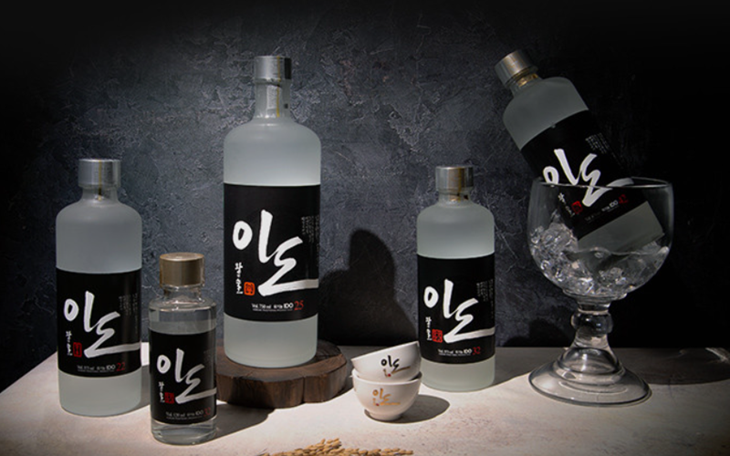 La foto muestra unas botellas del licor destilado de la marca 'Ido 42'. El 8 de agosto, el Ministerio de Agricultura, Alimentación y Asuntos Rurales y la Corporación de Comercio de Alimentos y Agropesca de Corea (aT, por sus siglas en inglés) anunciaron los 18 ganadores del 'Concurso de licores tradicionales coreanos 2024'. | Sejong Brewing