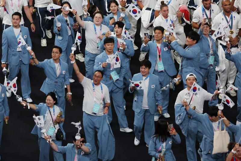 Los miembros del equipo nacional de Corea participan en la ceremonia de clausura de los Juegos Olímpicos de París 2024, el 11 de agosto (hora local), en el Estadio de Francia.