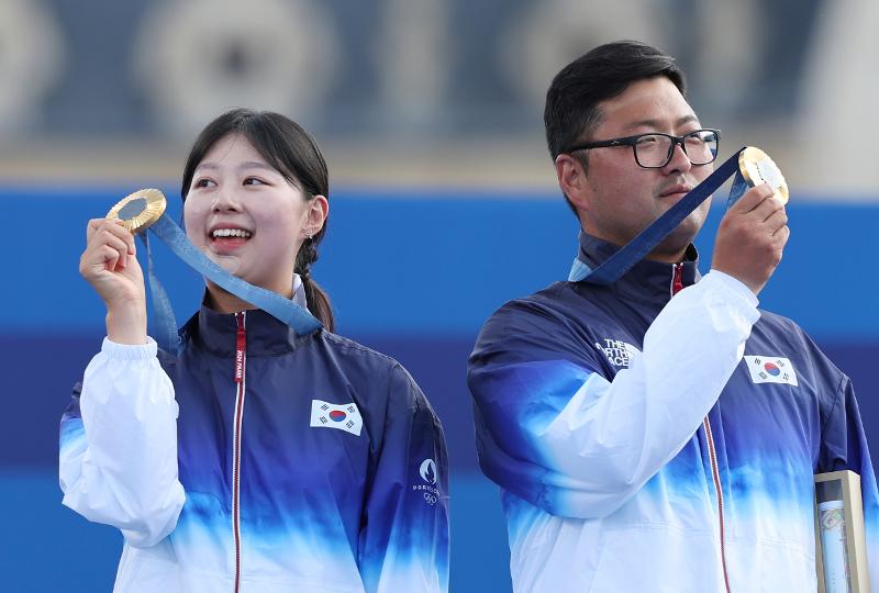 Lim Sihyeon (izquierda) y Kim Woojin posan para las cámaras el 2 de agosto tras ganar el oro en dobles mixtos de tiro con arco en Les Invalides, en la capital francesa. Ambos fueron nombrados MVP del equipo nacional por haber conseguido tres oros cada uno.