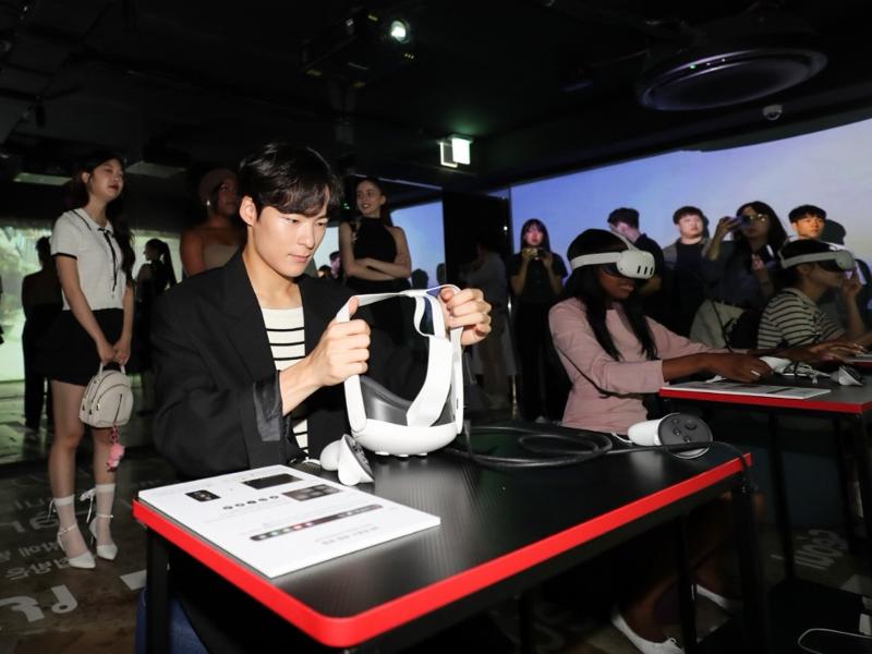 El actor Song Geon-hee experimenta un drama coreano a través de la realidad virtual durante la ceremonia de inauguración de la exposición 'K-Drama Spotlight' el 12 de agosto en la galería Ganghwa, ubicada en el distrito Jongno-gu de Seúl. | Organización de Turismo de Corea 