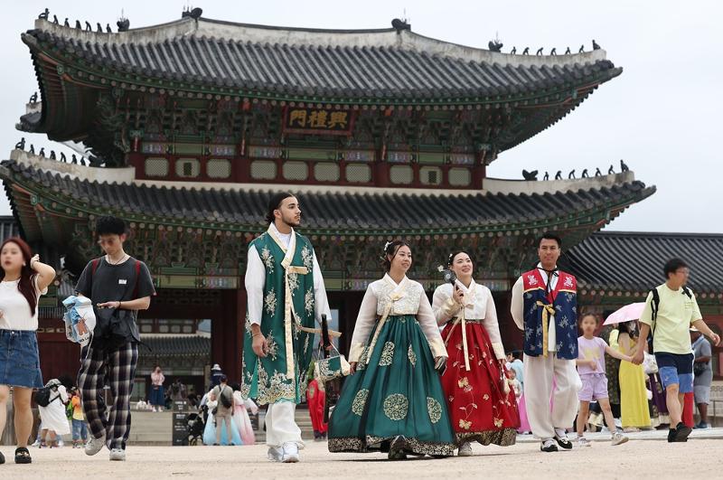 La foto, tomada el 29 de julio, muestra a los turistas extranjeros recorriendo el palacio Gyeongbokgung, ubicado en el distrito de Jongno-gu, en Seúl. El Ministerio de Cultura, Deportes y Turismo y la Organización de Turismo de Corea (KTO, por sus siglas en inglés) llevarán a cabo del 1 de septiembre al 10 de noviembre el 