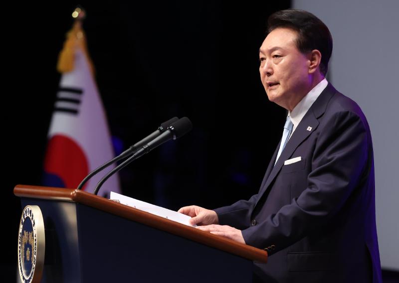 El presidente Yoon Suk Yeol presenta su 'doctrina de unificación' en una ceremonia celebrada el 15 de agosto en conmemoración del 79º aniversario del Día de la Liberación Nacional en el Centro Sejong de Artes Escénicas, ubicado en el distrito Jongno-gu de Seúl. | Agencia de Noticias Yonhap