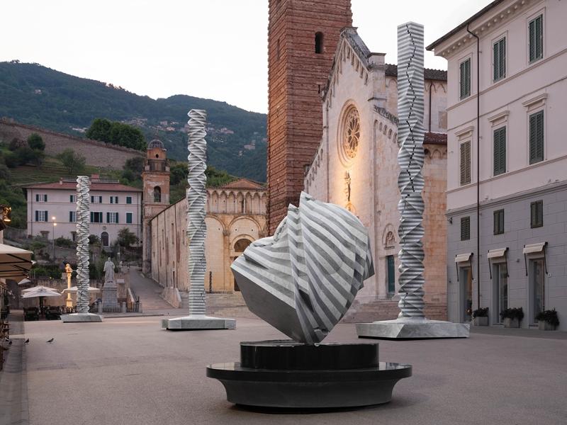 La foto muestra algunas de las esculturas de la colección 'Colonna Infinita -Accrescimento', que han sido instaladas en la Piazza del Duomo de San Gimignano de Toscana, en Italia. La exposición está abierta hasta el 22 de septiembre del 2024. | Sitio web oficial del escultor Park Eun Sun