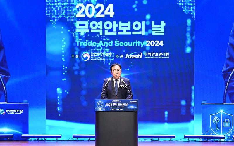 El ministro de Comercio, Cheong In-kyo, pronuncia un discurso de bienvenida el 23 de agosto durante la celebración del Día del Comercio y la Seguridad en el centro comercial COEX, ubicado en el distrito de Gangnam-gu en Seúl. | Ministerio de Comercio, Industria y Energía