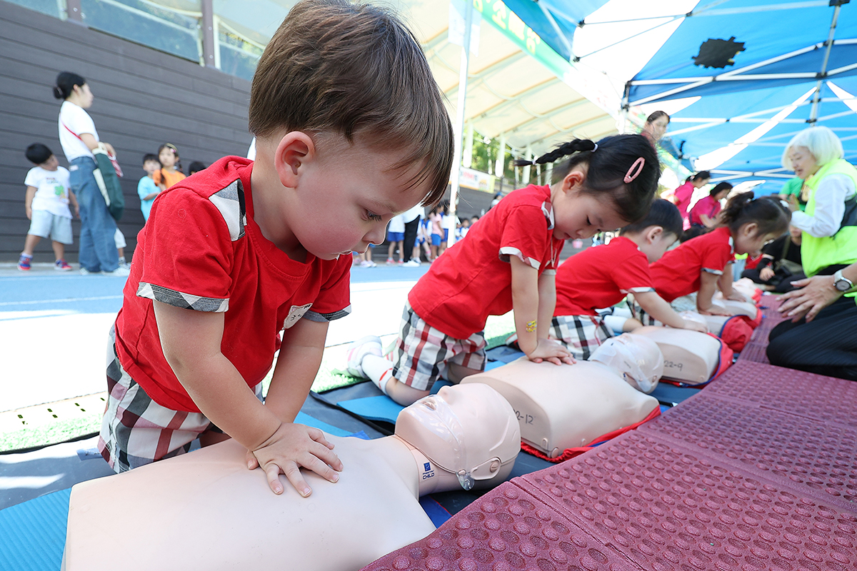 El 4 de septiembre, unos niños practican reanimación cardiopulmonar (RCP) durante un campamento de seguridad infantil organizado en un complejo deportivo de Daegu.