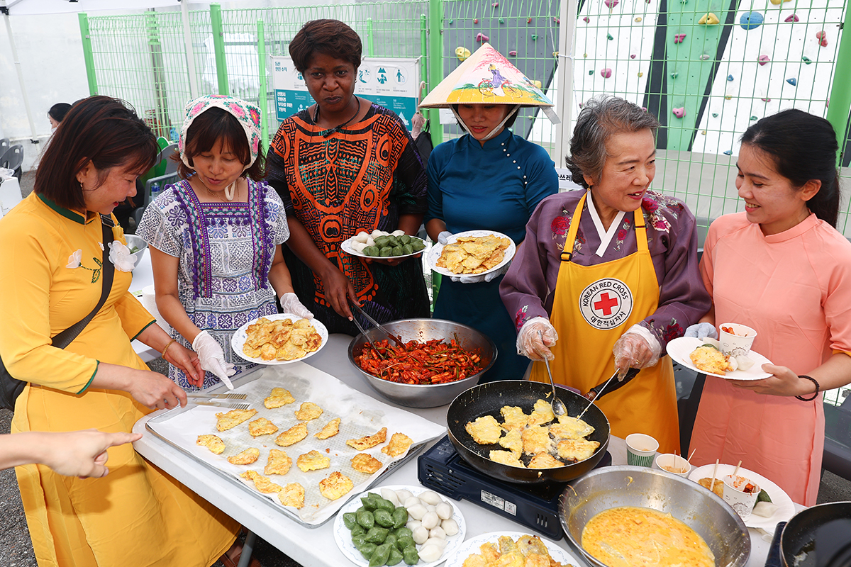 El 5 de septiembre, unas miembros de familias multiculturales preparan la comida tradicional de Chuseok (festival de la cosecha de Corea) en el Festival Hangawi (sinónimo de Chuseok), celebrado en un centro de voluntarios de la Cruz Roja Coreana en el distrito Yangcheon-gu de Seúl. 