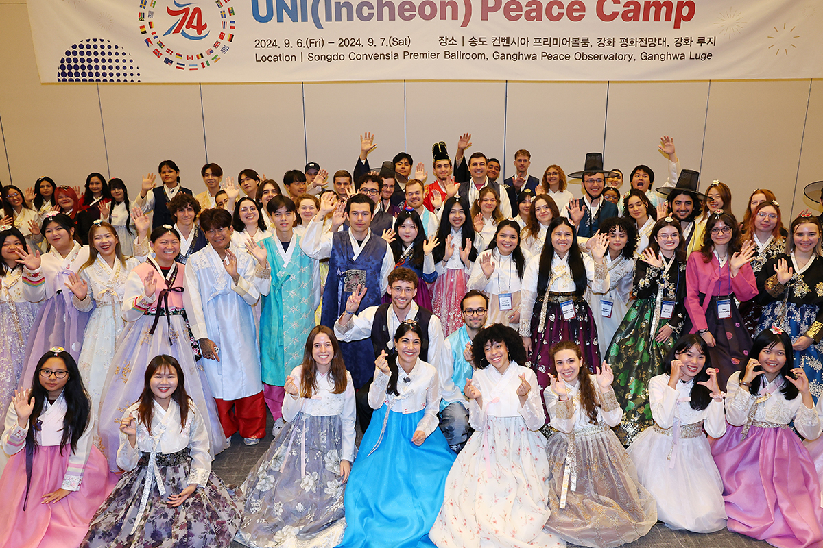 El 6 de septiembre, unos estudiantes extranjeros, que participan en Campamento de la Paz UNI, posan para una foto en el centro de convenciones Songdo Convensia en el distrito de Yeonsu-gu, Incheon. 