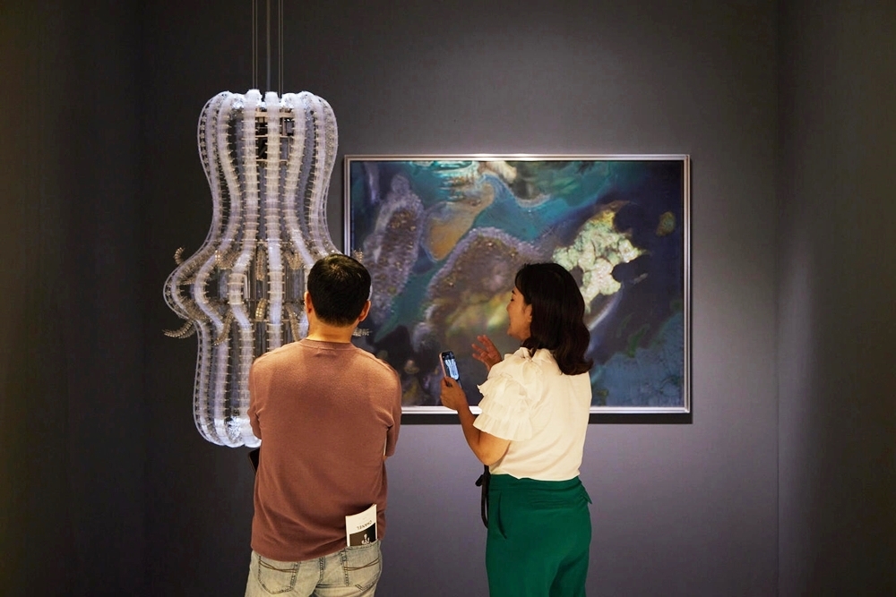 Los visitantes observan una obra de la artista coreano-estadounidense Anicka Yi, en el estand de la Galería Gladstone. | Frieze Seúl