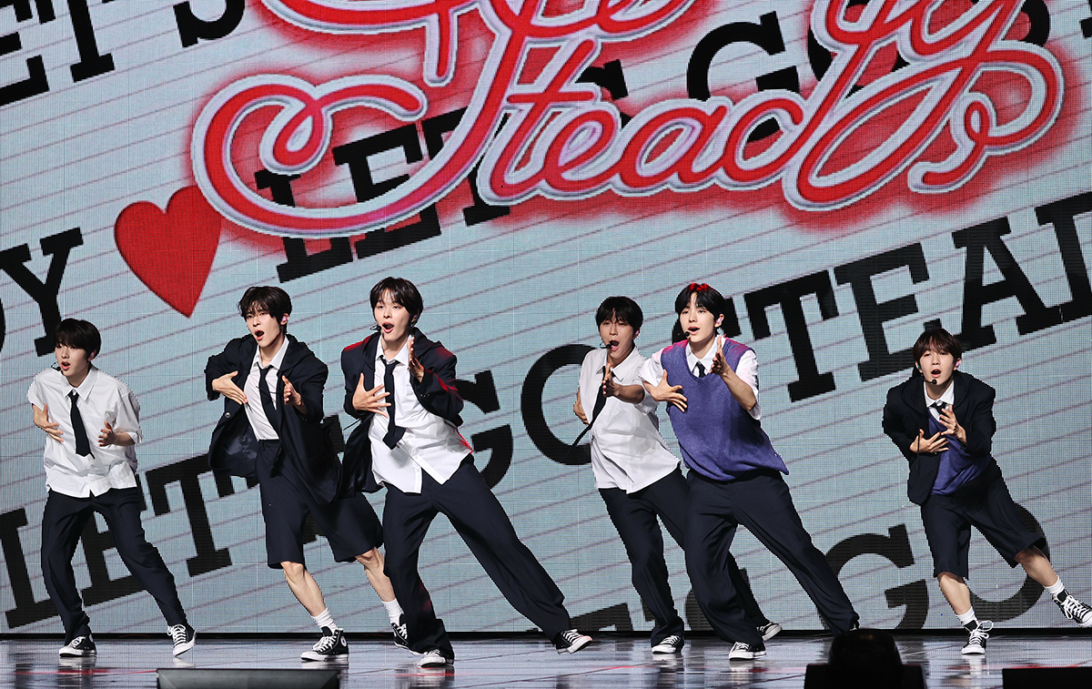 Los seis miembros del grupo de K-pop NCT Wish (de izquierda a derecha, Sakuya, Sion, Riku, Jaehee, Yushi y Ryo) dan un concierto con motivo del lanzamiento de su álbum debut, Steady, el 24 de septiembre en Blue Square, en el distrito de Yongsan-gu, Seúl.