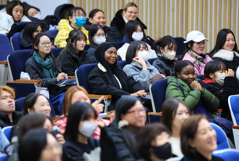 Unos estudiantes extranjeros asisten el 5 de enero a un concurso de oratoria en coreano en la Universidad Femenina de Ewha de Seúl. | Agencia de Noticias Yonhap 